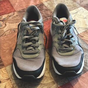 Nike Gray and Black Athletic Shoes with Sporty Silhouette